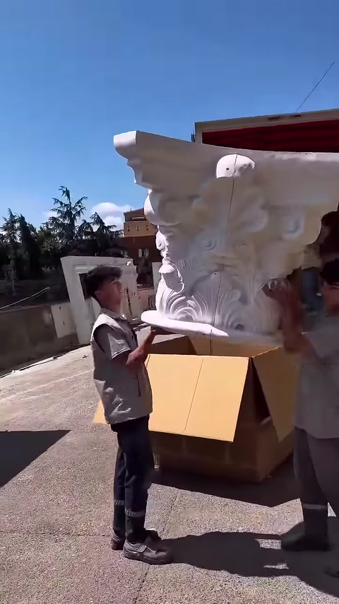 Ürün çevrilerek sütun başlığının yan ve arka detayları inceleniyor