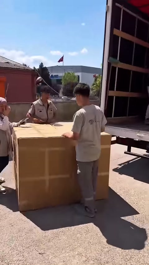 Video, villa girişine yönelik dekoratif sütun başlığının ambalajdan çıkarılışını gösteriyor