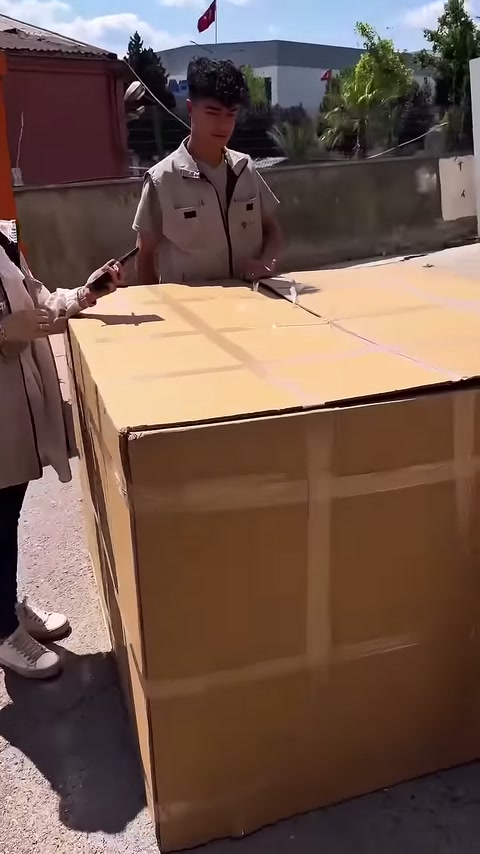 Kapalı ürün kolisi açık alanda çalışanlar tarafından kontrol ediliyor