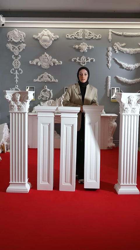 Sunucu, farklı gövde tasarımlı kısa sütunların arkasında duruyor.