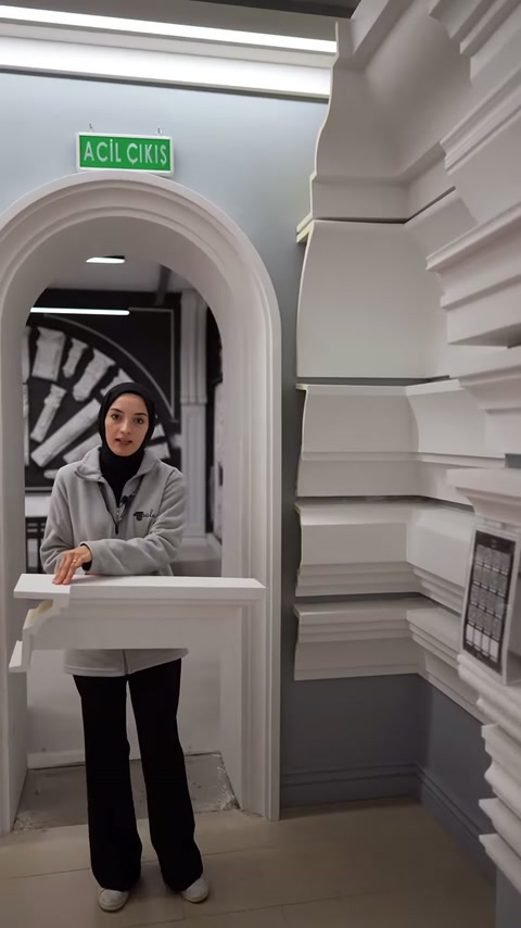 Beyaz kat silmesi örneğinin kademeli ön yüzü kameraya çevriliyor.