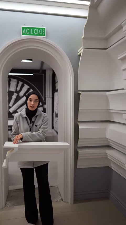 Sunucu kemerli dekorun önünde yatay silme profilini tanıtıyor.