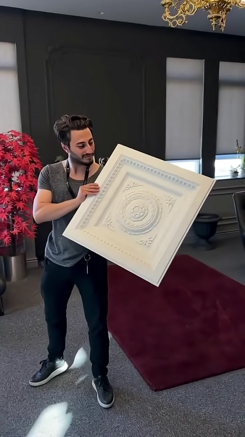 Kabartmalı merkez rozeti ve köşe motifleri birlikte görülüyor