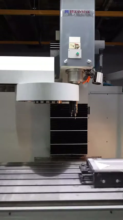 Video, CNC tezgâhında dekoratif panel üretiminin başlangıç aşamasını gösteriyor