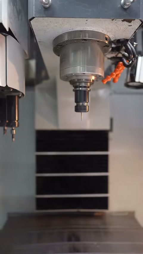 CNC tezgâhındaki kesici takım beyaz panel parçasına doğru yaklaşıyor