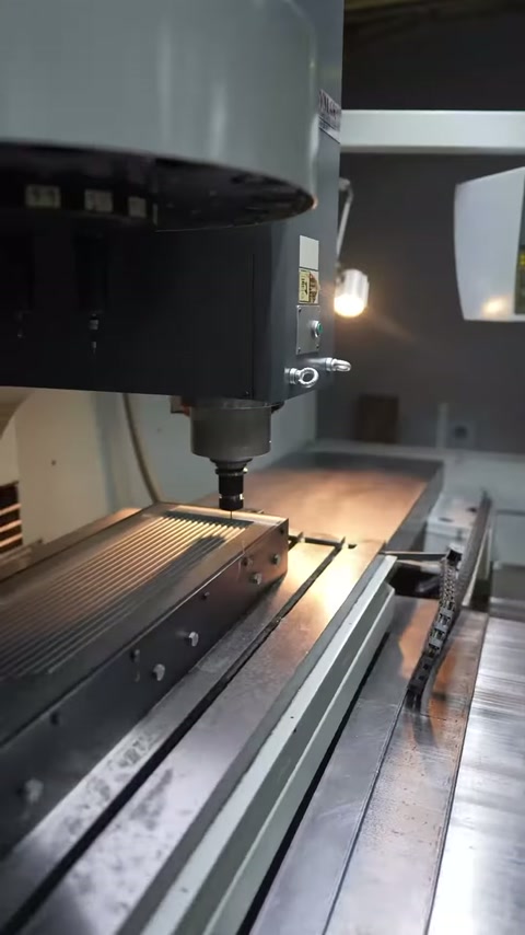 Uzun beyaz parça CNC tablasında çizgili yüzey biçimini kazanıyor