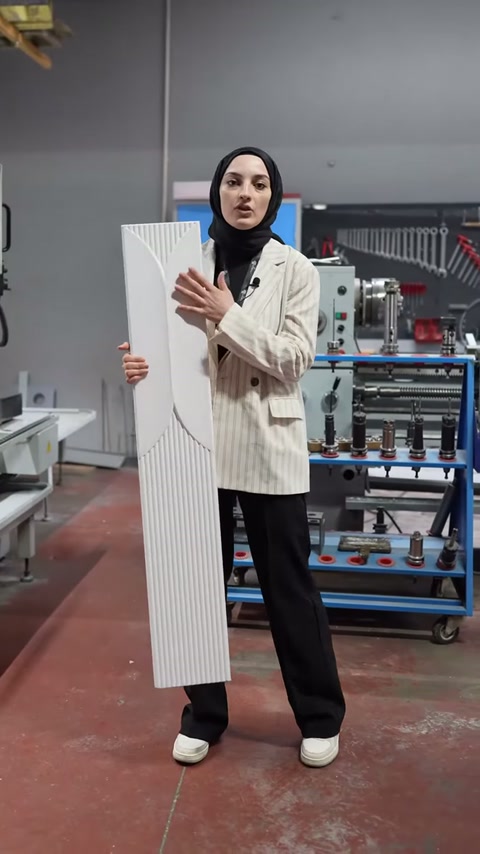 Sunucu dikey oluklu paneli tutarken birleşim hattını açıklıyor