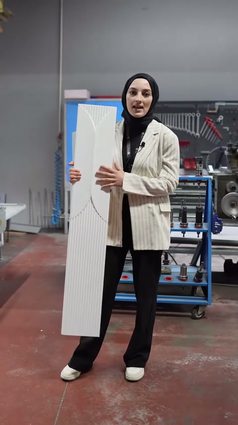 Dekoratif panel örneklerinin farklı genişlikleri atölye ortamında karşılaştırılıyor