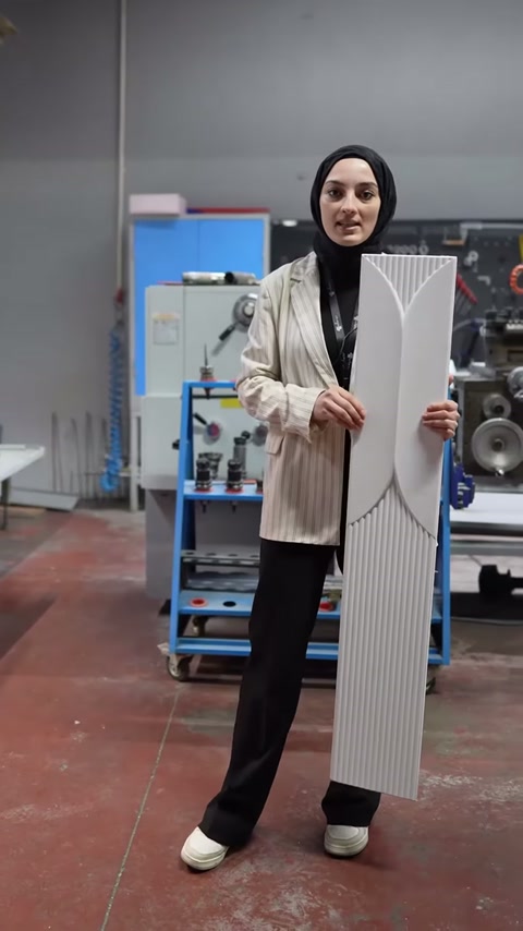 İnce panel parçası geniş çizgili yüzeyin önünde tutuluyor