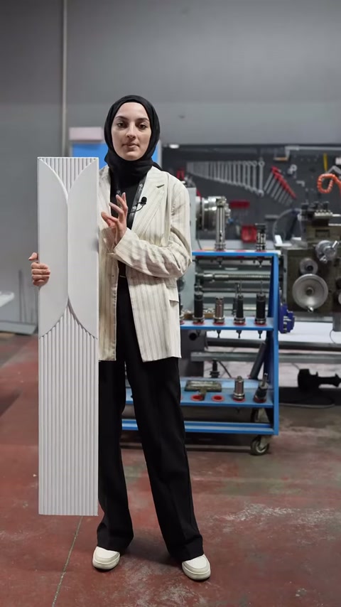 Sunucu geniş panelin kıvrımlı desenini dar parçayla birlikte sunuyor