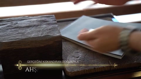Ahşap görünümlü poliüretan kiriş üzerinde bant uygulaması hazırlanıyor