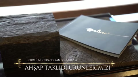 Ahşap dokulu dekoratif kiriş, masa üzerindeki ürün kataloğuyla birlikte tanıtılıyor.