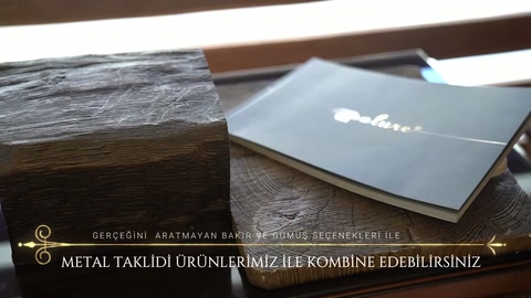 Ahşap görünümlü kirişin üst kenarı parmakla dikkatlice işaretleniyor.