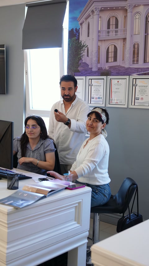 Video, showroom masasındaki ekibin dekoratif profil projesini görüştüğünü gösteriyor.