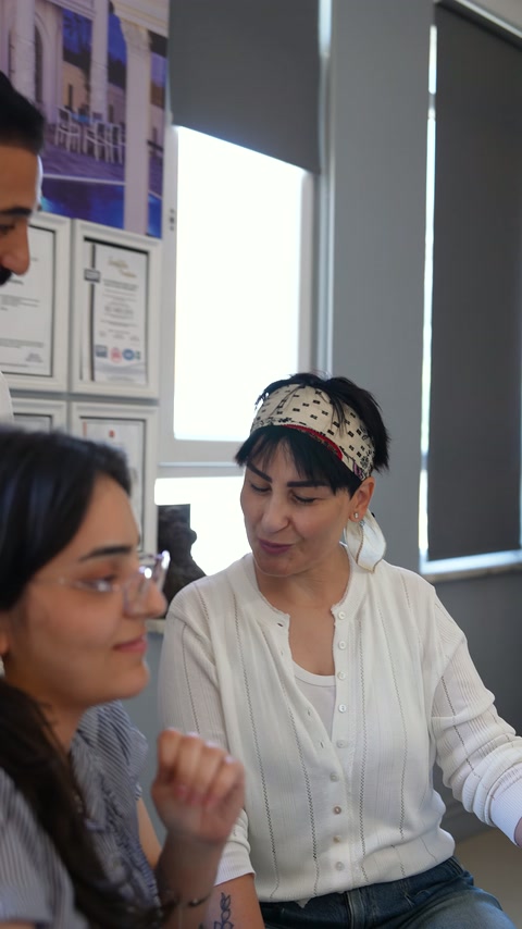 Showroomdaki ekip, masa başında iç mekan tasarımını değerlendiriyor.
