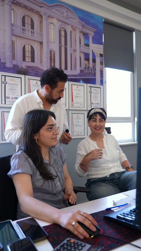 Selda Hanım gülümseyerek showroom ekibine proje deneyimini aktarıyor.