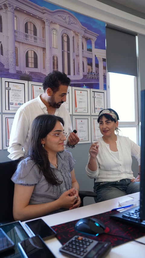 Tasarımcı el hareketleriyle dekoratif mekan kurgusunu tarif ediyor.