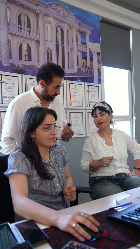 Selda Hanım showroom toplantısında tasarım sürecine ilişkin görüş bildiriyor.