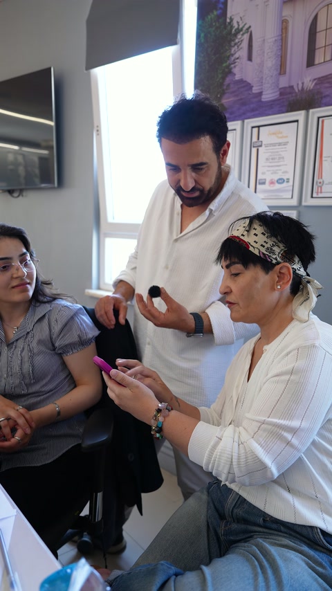 Selda Hanım telefonunu uzmana göstererek örnek çalışma hakkında konuşuyor.