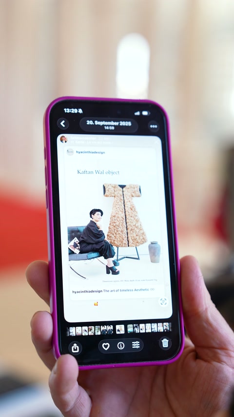 Pembe kılıflı telefon ekranında dekoratif tasarım paylaşımı açılmış durumda.