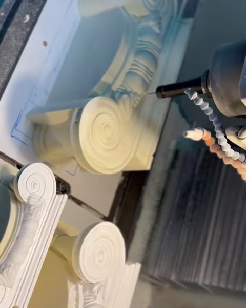 Atölyede farklı boyutlardaki iyon sütun başlığı modelleri görülüyor