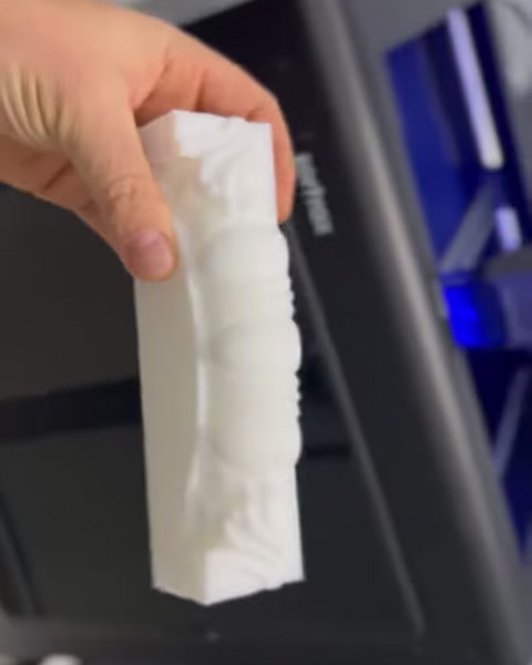 Üretilen yaprak bezemeli numune parça elde inceleniyor