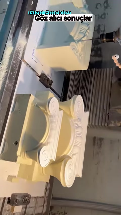 Atölyede farklı aşamalardaki İyon sütun başlıkları birlikte görülüyor