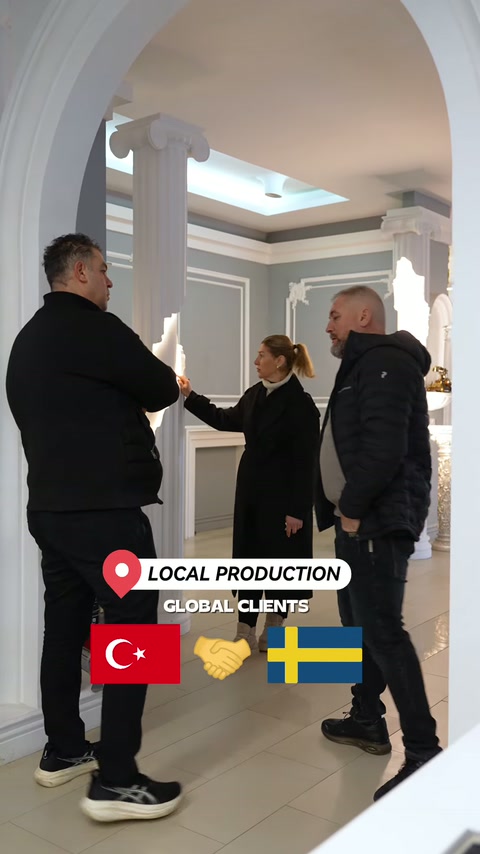Dekoratif kemer ve sütunlarla çevrili alanda ürün görüşmesi yapılıyor
