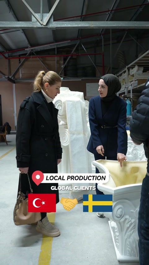 Üretim alanında büyük kavisli dekoratif parça üzerinde inceleme yapılıyor