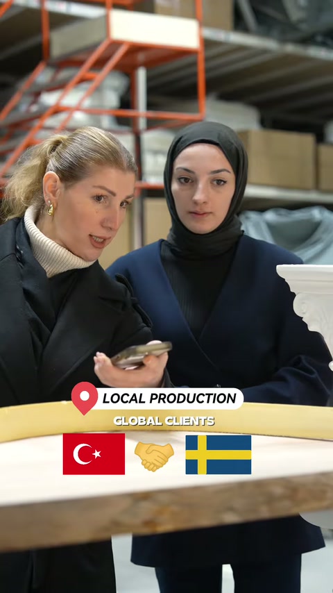 Atölyede kavisli profil numunesi iki ziyaretçi tarafından inceleniyor