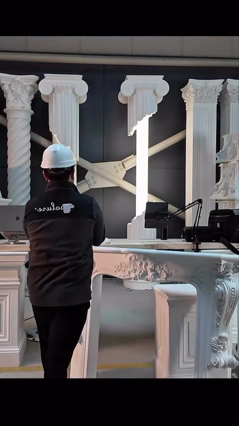 VR başlıklı uzman, dekoratif sütunlar ve şömine önünde duruyor.