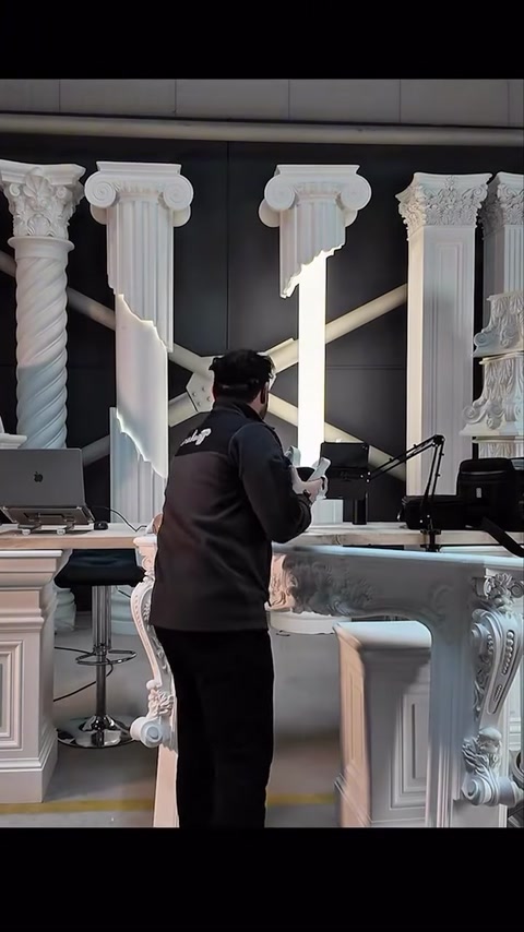 Uzman, sütun modelleri arasında VR başlığını eliyle ayarlıyor.