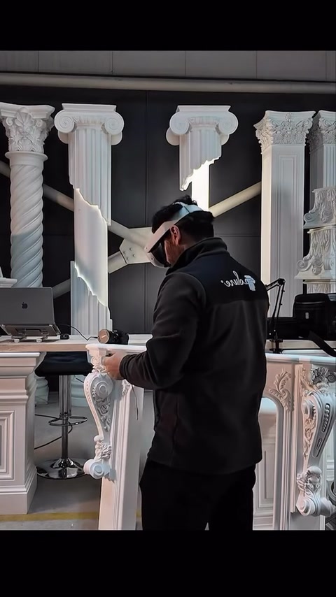 VR kumandaları, gerçek şömine ve sütunların önünde kullanılıyor.