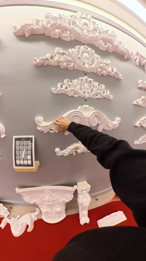 Kıvrımlı yaprak desenine sahip beyaz duvar süsü detayı
