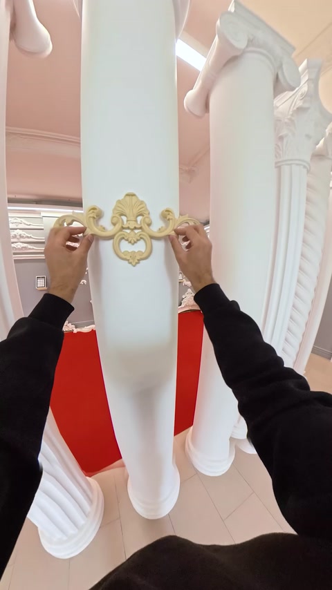 Altın renkli aplik motifinin pilaster üzerinde konumlandırılması