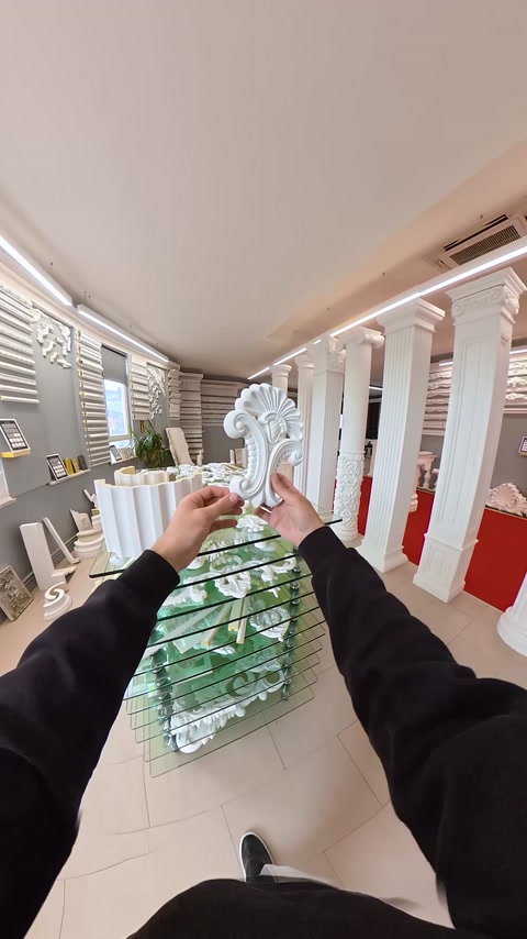 Kıvrımlı yaprak biçimindeki beyaz dekoratif parçanın ürün detayı