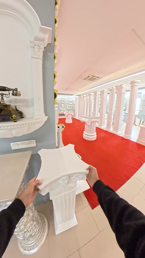 Dekoratif sütun başlığı ile showroom sütunlarının birlikte görünümü