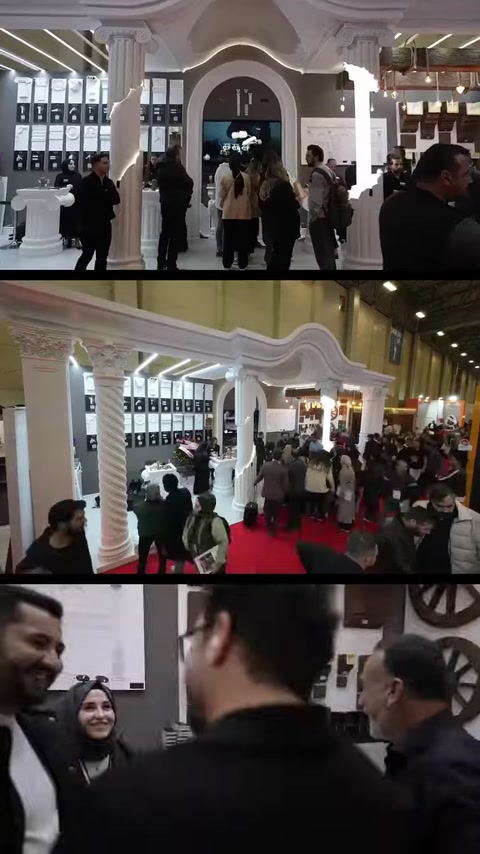 Dekoratif sütun ve kemerlerle tasarlanan fuar standının genel görünümü