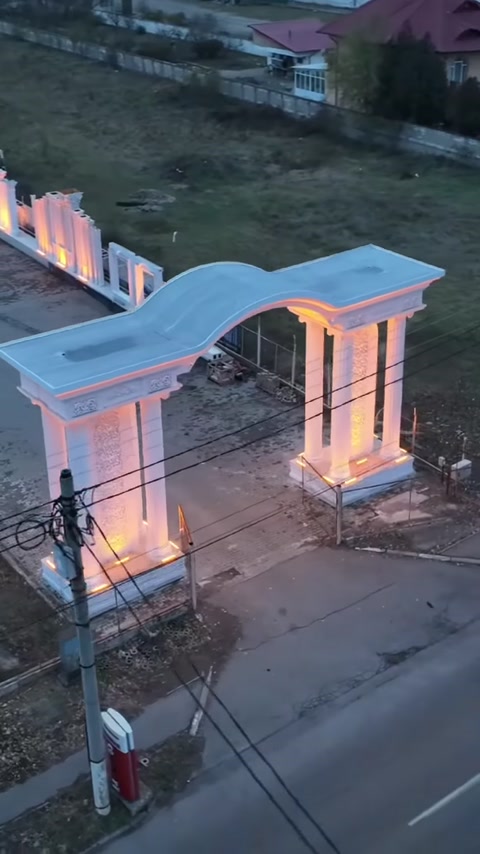 Kemerli giriş kapısı ve sütunların yukarıdan genel görünümü