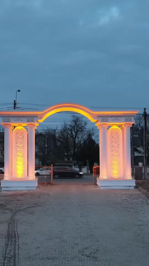 Aydınlatılmış kemer ve simetrik sütunlarla tasarlanan ana giriş
