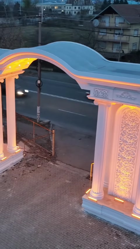 Kemerli geçişte ince sütunlar ve bezemeli yan paneller