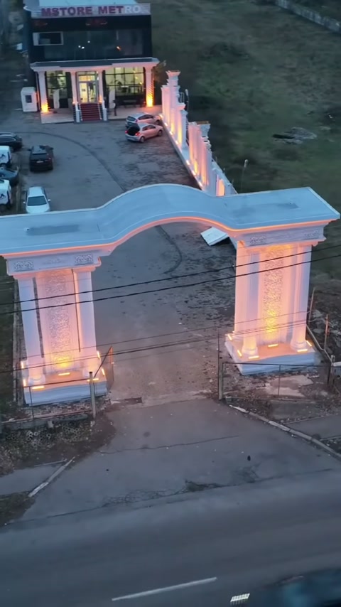 Dekoratif kapı uygulaması, geniş açıklığı ve aydınlatmalı ayaklarıyla tamamlanmış görünüyor