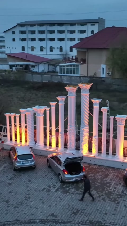 Sütun başlıkları ve kaideler, çevre düzenlemesinde tekrarlanan bir ritim oluşturuyor