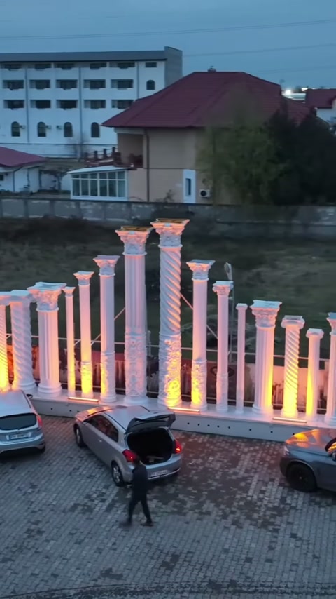 Dekoratif çevre kolonları, park alanını açık arazi yönünde sınırlandırıyor