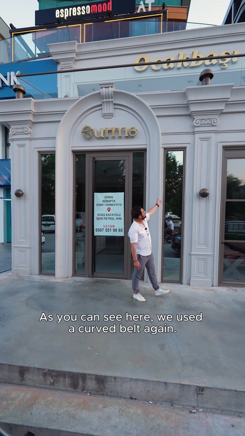 Giriş kapısını çevreleyen kavisli kemer ve dikey pilaster uygulaması