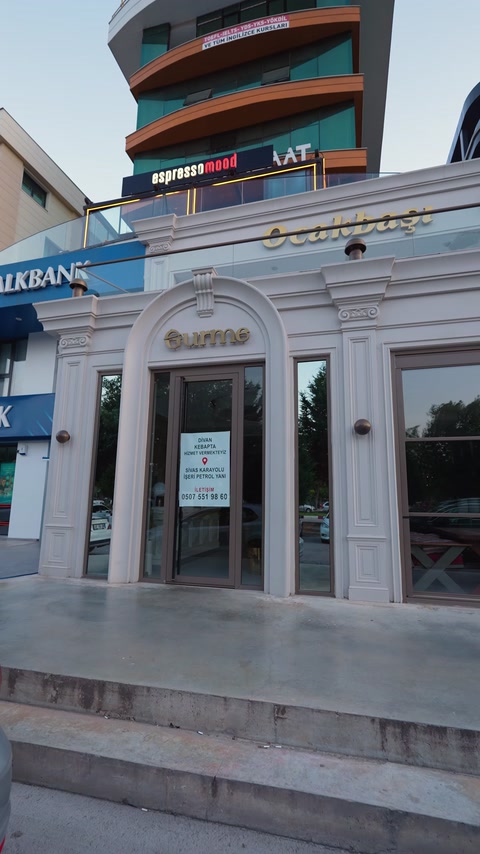 Tamamlanmış restoran cephesinde kemer, sütun ve dekoratif profiller