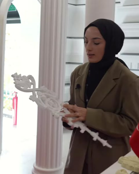 Uzun dekoratif motif, esnek yapısını göstermek üzere yatay tutuluyor