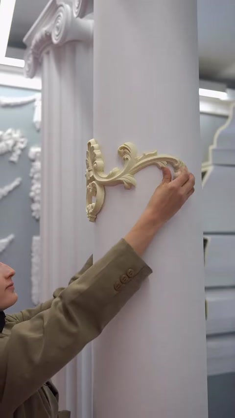 Uygulanan altın renkli motif sütun üzerinde son kez düzenleniyor