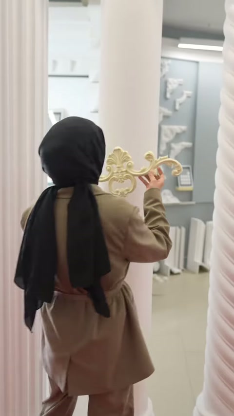 Açık sarı motif, pembe sütun yüzeyinde yatay biçimde hizalanıyor