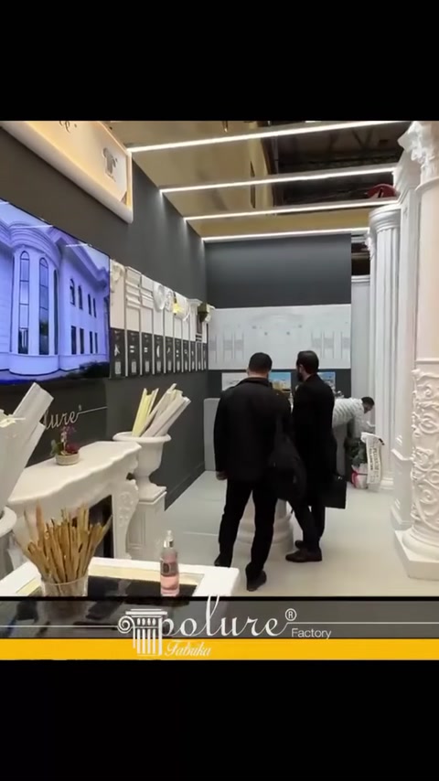 Stand koridorunda duvar panoları, söve örnekleri ve dekoratif sütunlar